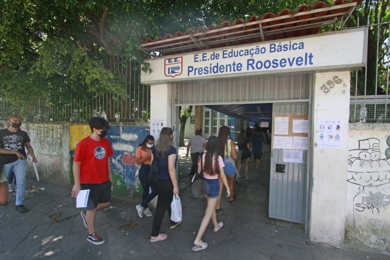 Portões dos locais de provas, como a Escola Presidente Roosevelt, foram abertos ao meio-dia