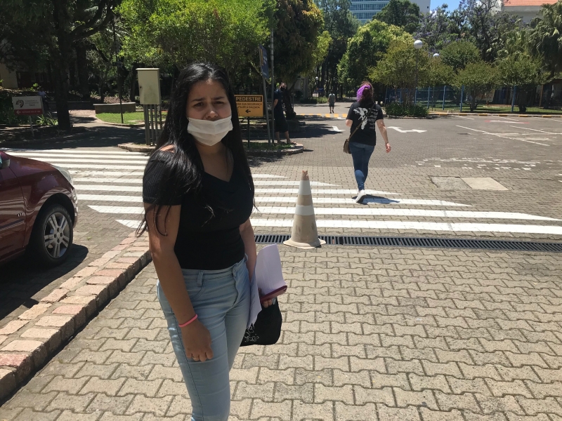 {'nm_midia_inter_thumb1':'https://www.jornaldocomercio.com/_midias/jpg/2021/11/21/206x137/1_img_8240-9476984.jpg', 'id_midia_tipo':'2', 'id_tetag_galer':'', 'id_midia':'619a80896e7f6', 'cd_midia':9476984, 'ds_midia_link': 'https://www.jornaldocomercio.com/_midias/jpg/2021/11/21/img_8240-9476984.jpg', 'ds_midia': 'Geral - educa&ccedil;&atilde;o - Enem 2021 - primeiro dia de provas -= campus Pucrs - movimento candidatos chegando ao local - estudante Bruna Dorneles Peixoto - chega atrasada', 'ds_midia_credi': 'PATRICIA COMUNELLO/ESPECIAL/JC', 'ds_midia_titlo': 'Geral - educa&ccedil;&atilde;o - Enem 2021 - primeiro dia de provas -= campus Pucrs - movimento candidatos chegando ao local - estudante Bruna Dorneles Peixoto - chega atrasada', 'cd_tetag': '1', 'cd_midia_w': '800', 'cd_midia_h': '600', 'align': 'Left'}