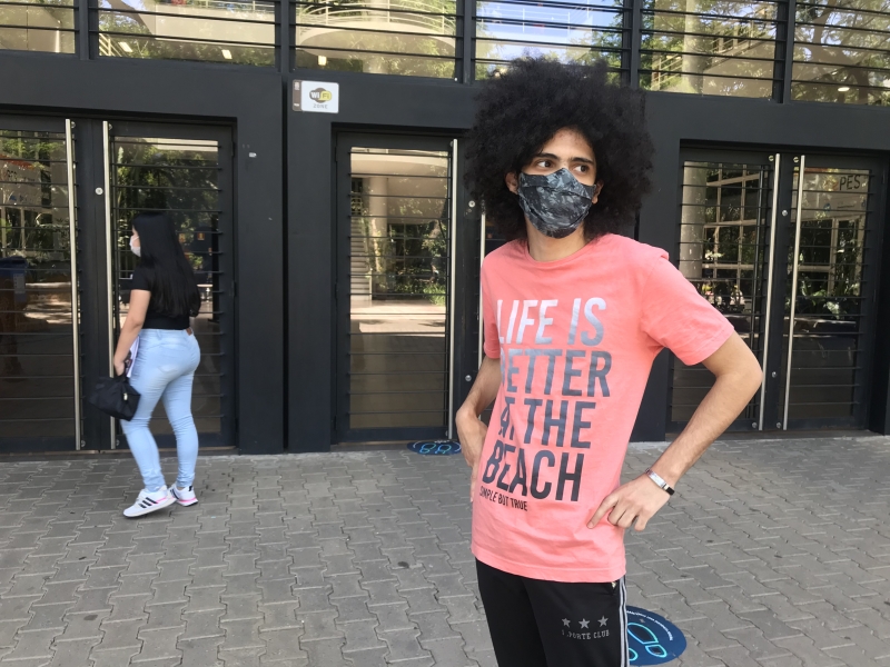 {'nm_midia_inter_thumb1':'https://www.jornaldocomercio.com/_midias/jpg/2021/11/21/206x137/1_img_8255-9476991.jpg', 'id_midia_tipo':'2', 'id_tetag_galer':'', 'id_midia':'619a81101b958', 'cd_midia':9476991, 'ds_midia_link': 'https://www.jornaldocomercio.com/_midias/jpg/2021/11/21/img_8255-9476991.jpg', 'ds_midia': 'Geral - educa&ccedil;&atilde;o - Enem 2021 - primeiro dia de provas -= campus Pucrs - movimento candidatos chegando ao local - estudante  Eric Cau&atilde; de Oliveira, 18 anos- chega atrasado', 'ds_midia_credi': 'PATRICIA COMUNELLO/ESPECIAL/JC', 'ds_midia_titlo': 'Geral - educa&ccedil;&atilde;o - Enem 2021 - primeiro dia de provas -= campus Pucrs - movimento candidatos chegando ao local - estudante  Eric Cau&atilde; de Oliveira, 18 anos- chega atrasado', 'cd_tetag': '1', 'cd_midia_w': '800', 'cd_midia_h': '600', 'align': 'Left'}