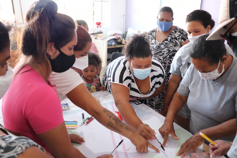 Moradoras da Ilha do Pavão localizam no mapa as demandas locais