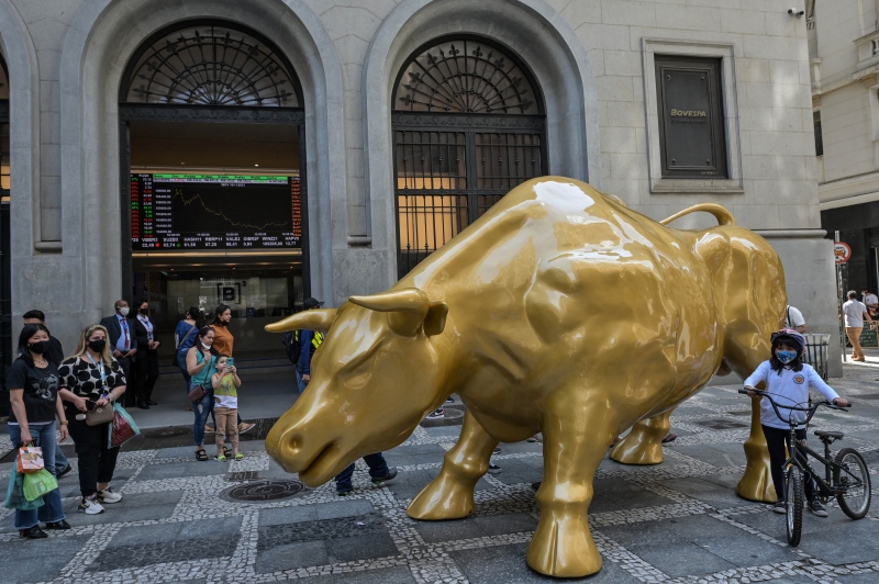 B3 inaugura obra inspirada em “touro de Wall Street“ em frente à sede de SP