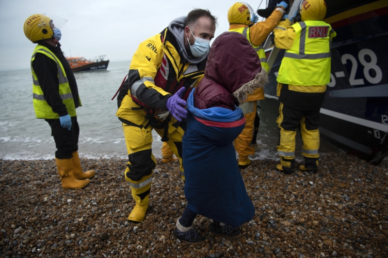Embarcações de França e Reino Unido participam da operação de resgate 