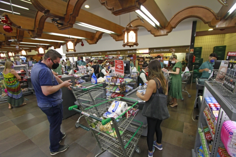 Ofertas e preços baixos têm orientado as escolhas dos consumidores na hora das compras