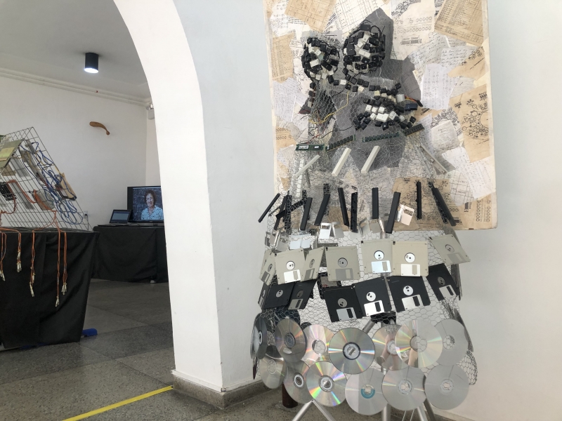 Vestido de arame recebe CDs e outros elementos que fazem parte da tecnologia que vai mudando