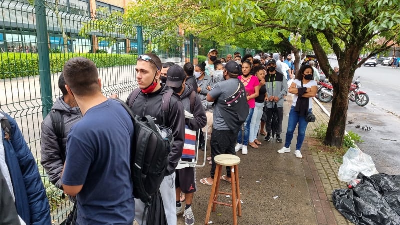 Pessoas chegaram 24 horas antes, nessa quinta, em busca do desconto de 80% para compras