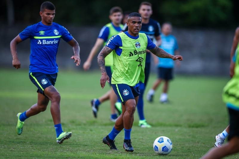 Douglas Costa pode sair jogando, mas a tendência é de que comece no banco