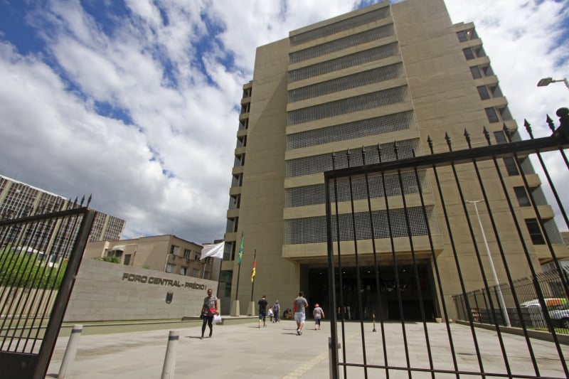 {'nm_midia_inter_thumb1':'https://www.jornaldocomercio.com/_midias/jpg/2021/11/30/206x137/1_ap_30112021___foro__8_-9484379.jpg', 'id_midia_tipo':'2', 'id_tetag_galer':'', 'id_midia':'61a6706453cf2', 'cd_midia':9484379, 'ds_midia_link': 'https://www.jornaldocomercio.com/_midias/jpg/2021/11/30/ap_30112021___foro__8_-9484379.jpg', 'ds_midia': 'fachada do prédio do Foro Central I, onde será realizado o júri do caso Kiss.', 'ds_midia_credi': 'ANDRESSA PUFAL/JC', 'ds_midia_titlo': 'fachada do prédio do Foro Central I, onde será realizado o júri do caso Kiss.', 'cd_tetag': '1', 'cd_midia_w': '800', 'cd_midia_h': '533', 'align': 'Left'}