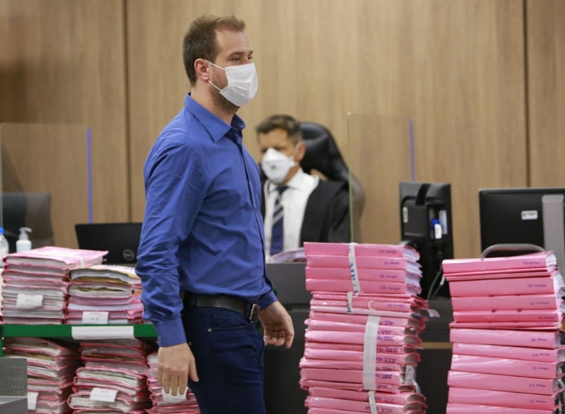 Ele poderá se afastar em raio não superior a 1km da sua residência