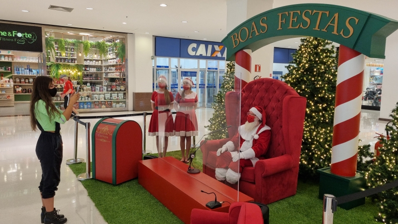 Papai Noel voltou a ser presencial, mas é separado de crianças e adultos por proteção de acrílico