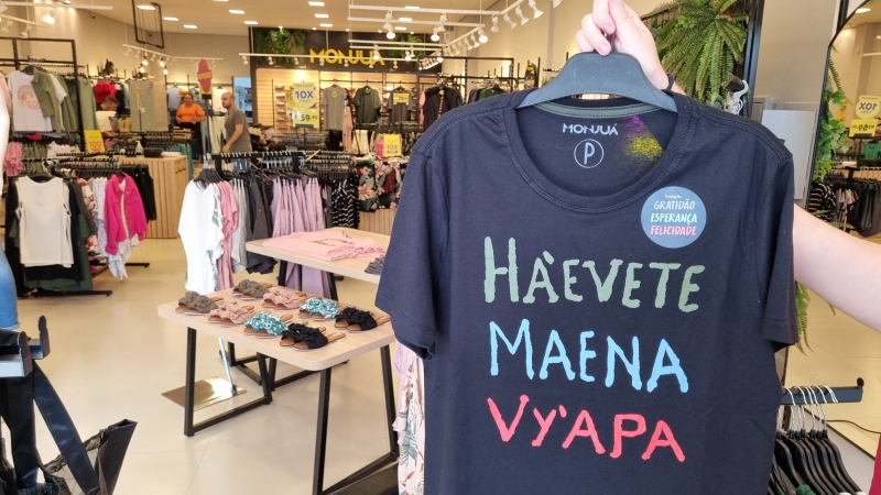 {'nm_midia_inter_thumb1':'https://www.jornaldocomercio.com/_midias/jpg/2021/12/01/206x137/1_20211201_145810-9486504.jpg', 'id_midia_tipo':'2', 'id_tetag_galer':'', 'id_midia':'61a7e9a227b89', 'cd_midia':9486504, 'ds_midia_link': 'https://www.jornaldocomercio.com/_midias/jpg/2021/12/01/20211201_145810-9486504.jpg', 'ds_midia': 'Minuto Varejo - comércio - avenida Azenha - nova loja - Monjuá - ex-3Passos - estreia - consumo - bairro Azenha Porto Alegre - coleção de roupas com design feito por tribos indígenas Mbyá-Guarani - coleção se chama Vy'apa, de Barra do Ribeiro.', 'ds_midia_credi': 'PATRICIA COMUNELLO/ESPECIAL/JC', 'ds_midia_titlo': 'Minuto Varejo - comércio - avenida Azenha - nova loja - Monjuá - ex-3Passos - estreia - consumo - bairro Azenha Porto Alegre - coleção de roupas com design feito por tribos indígenas Mbyá-Guarani - coleção se chama Vy'apa, de Barra do Ribeiro.', 'cd_tetag': '1', 'cd_midia_w': '800', 'cd_midia_h': '450', 'align': 'Left'}