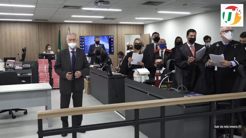 {'nm_midia_inter_thumb1':'https://www.jornaldocomercio.com/_midias/jpg/2021/12/01/206x137/1_chamamento_dos_jurados-9485393.jpg', 'id_midia_tipo':'2', 'id_tetag_galer':'', 'id_midia':'61a77899a71ce', 'cd_midia':9485393, 'ds_midia_link': 'https://www.jornaldocomercio.com/_midias/jpg/2021/12/01/chamamento_dos_jurados-9485393.jpg', 'ds_midia': 'Advogados de defesa acompanham a chamada dos nomes dos 25 jurados que irão para a urna, onde serão sorteados os sete que formarão o conselho de sentença.', 'ds_midia_credi': 'Reprodução/YouTube TJ-RS/JC', 'ds_midia_titlo': 'Advogados de defesa acompanham a chamada dos nomes dos 25 jurados que irão para a urna, onde serão sorteados os sete que formarão o conselho de sentença.', 'cd_tetag': '1', 'cd_midia_w': '800', 'cd_midia_h': '450', 'align': 'Left'}