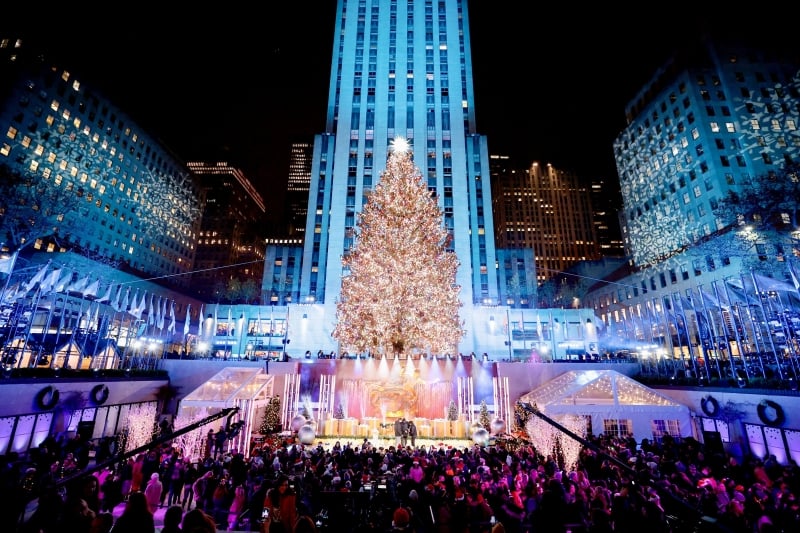Tradicional Árvore de Natal do Rockefeller Center é acesa em cerimônia com  a presença do público