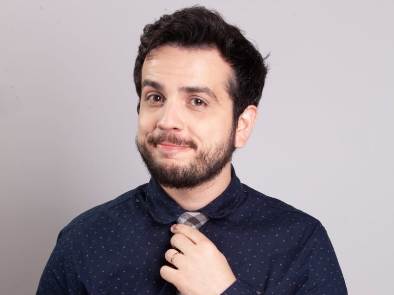 Humorista paraense apresenta o espetáculo 'Rominhoffice'