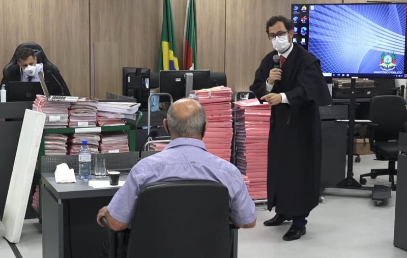 {'nm_midia_inter_thumb1':'https://www.jornaldocomercio.com/_midias/jpg/2021/12/02/206x137/1_prossegue_o_depoimento_de_miguel_angelo_pedroso-9487576.jpg', 'id_midia_tipo':'2', 'id_tetag_galer':'', 'id_midia':'61a92e717b22d', 'cd_midia':9487576, 'ds_midia_link': 'https://www.jornaldocomercio.com/_midias/jpg/2021/12/02/prossegue_o_depoimento_de_miguel_angelo_pedroso-9487576.jpg', 'ds_midia': 'Prossegue o depoimento de Miguel Ângelo Pedroso - boate Kiss', 'ds_midia_credi': 'Reprodução/YouTube TJ-RS/JC', 'ds_midia_titlo': 'Prossegue o depoimento de Miguel Ângelo Pedroso - boate Kiss', 'cd_tetag': '1', 'cd_midia_w': '800', 'cd_midia_h': '507', 'align': 'Left'}