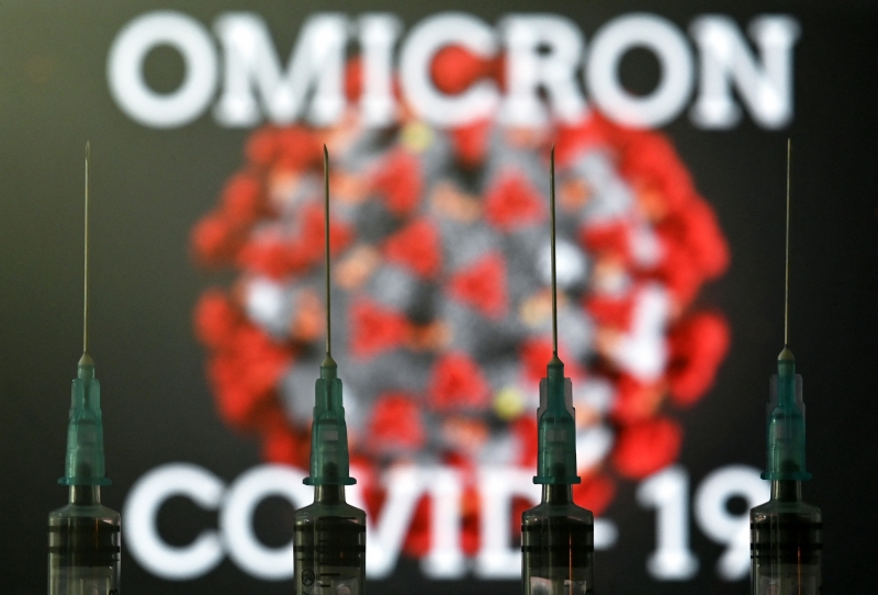 {'nm_midia_inter_thumb1':'https://www.jornaldocomercio.com/_midias/jpg/2021/12/03/206x137/1_000_9tu376-9488816.jpg', 'id_midia_tipo':'2', 'id_tetag_galer':'', 'id_midia':'61aa7fde2954a', 'cd_midia':9488816, 'ds_midia_link': 'https://www.jornaldocomercio.com/_midias/jpg/2021/12/03/000_9tu376-9488816.jpg', 'ds_midia': 'An illustration picture taken in London on December 2, 2021 shows four syringes and a screen displaying the word 'Omicron',  the name of the new covid 19 variant, and an illustration of the virus. (Photo by Justin TALLIS / AFP)', 'ds_midia_credi': 'JUSTIN TALLIS/AFP/JC', 'ds_midia_titlo': 'An illustration picture taken in London on December 2, 2021 shows four syringes and a screen displaying the word 'Omicron',  the name of the new covid 19 variant, and an illustration of the virus. (Photo by Justin TALLIS / AFP)', 'cd_tetag': '1', 'cd_midia_w': '800', 'cd_midia_h': '542', 'align': 'Left'}