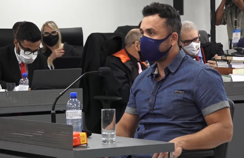{'nm_midia_inter_thumb1':'https://www.jornaldocomercio.com/_midias/jpg/2021/12/03/206x137/1_gianderson_machado_da_silva__funcionario_da_empresa_de_extintores_de_incendio-9488026.jpg', 'id_midia_tipo':'2', 'id_tetag_galer':'', 'id_midia':'61aa32cce6fef', 'cd_midia':9488026, 'ds_midia_link': 'https://www.jornaldocomercio.com/_midias/jpg/2021/12/03/gianderson_machado_da_silva__funcionario_da_empresa_de_extintores_de_incendio-9488026.jpg', 'ds_midia': 'Gianderson Machado da Silva, funcion&aacute;rio da empresa de extintores de inc&ecirc;ndio - julgamento KIss', 'ds_midia_credi': 'Reprodu&ccedil;&atilde;o/YouTube TJ-RS/JC', 'ds_midia_titlo': 'Gianderson Machado da Silva, funcion&aacute;rio da empresa de extintores de inc&ecirc;ndio - julgamento KIss', 'cd_tetag': '1', 'cd_midia_w': '800', 'cd_midia_h': '518', 'align': 'Left'}