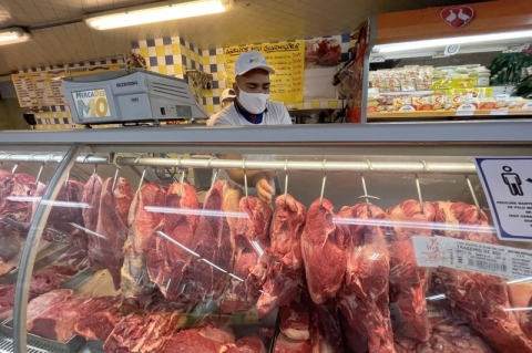 Inflação desacelera em novembro, mas alimentos voltam a pressionar