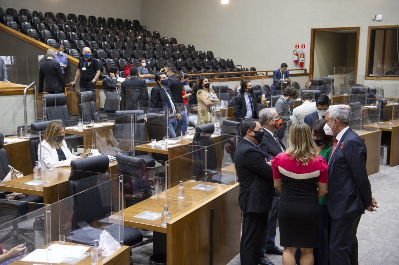 Texto passou em plenário com 20 votos favoráveis e 13 contrários