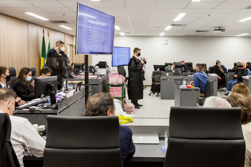 O júri condenou os acusados a diferentes penas pelos crimes de homicídio consumado e tentado