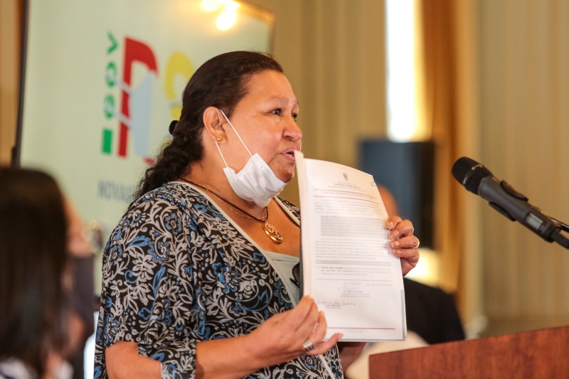 Famílias dos loteamentos Santa Luzia e Xará receberam escritura dos seus imóveis