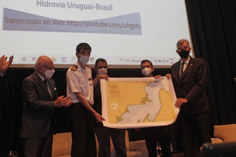 Entrega de estudo preliminar da Hidrovia da Lagoa Mirim marca evento realizado em Porto Alegre