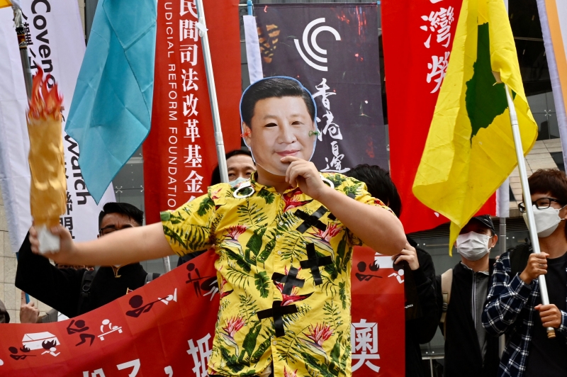 Em protestos, população critica as atrocidades aos direitos humanos em em Xinjiang, no Oeste chinês 
