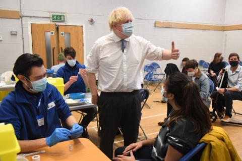 Boris Johnson visita centro de vacinação e alerta sobre iminente "onda" de Ômicron