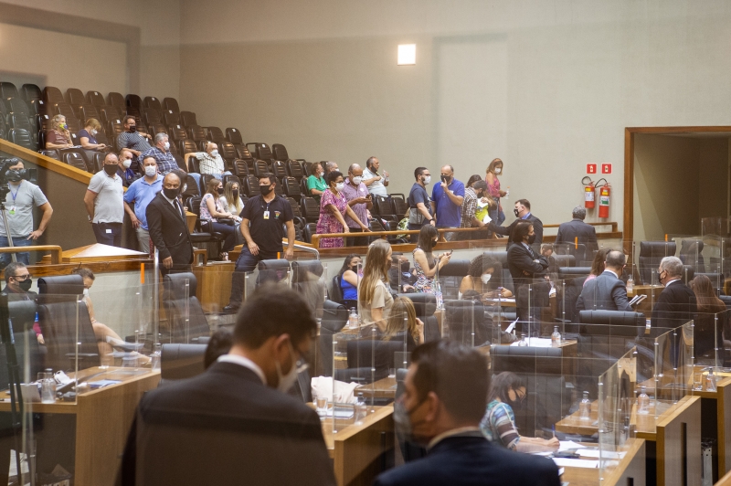 Projeto do Executivo municipal foi aprovado na sessão plenária com 26 votos favoráveis e 10 contrários 