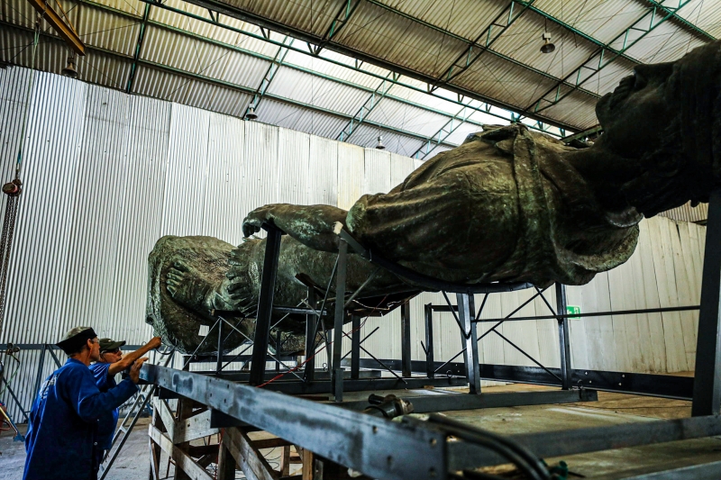 Estátua recebeu estrutura interna para absorver impactos dos carros da BR-116