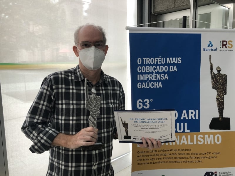 {'nm_midia_inter_thumb1':'https://www.jornaldocomercio.com/_midias/jpg/2021/12/14/206x137/1_img_4720-9497517.jpg', 'id_midia_tipo':'2', 'id_tetag_galer':'', 'id_midia':'61b8e54ce88b8', 'cd_midia':9497517, 'ds_midia_link': 'https://www.jornaldocomercio.com/_midias/jpg/2021/12/14/img_4720-9497517.jpg', 'ds_midia': 'Jornalista Paulo C&eacute;sar Teixeira leva o 2&ordm; lugar no Pr&ecirc;mio ARI de Jornalismo em 2021 por mat&eacute;ria do Jornal do Com&eacute;rcio', 'ds_midia_credi': 'GUILHERME KOLLING/ESPECIAL/JC', 'ds_midia_titlo': 'Jornalista Paulo C&eacute;sar Teixeira leva o 2&ordm; lugar no Pr&ecirc;mio ARI de Jornalismo em 2021 por mat&eacute;ria do Jornal do Com&eacute;rcio', 'cd_tetag': '1', 'cd_midia_w': '800', 'cd_midia_h': '600', 'align': 'Left'}