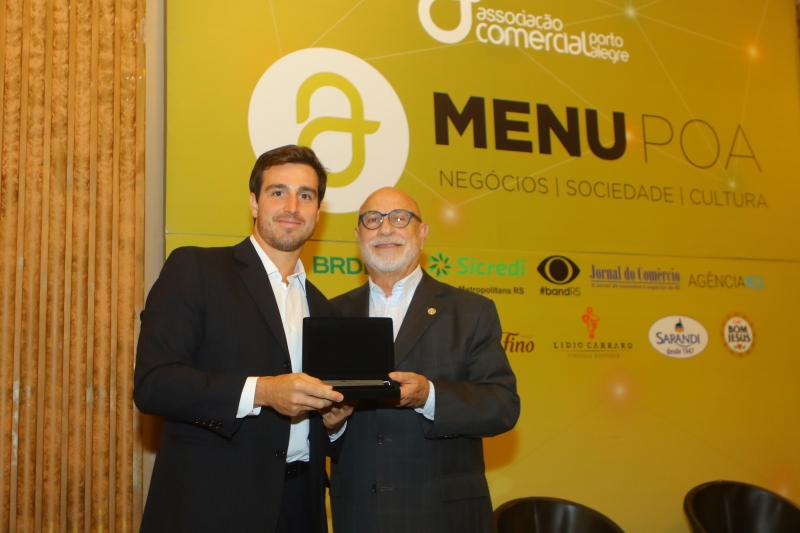 Giovanni Jarros Tumelero (e) recebeu a distinção das mãos do presidente da ACPA