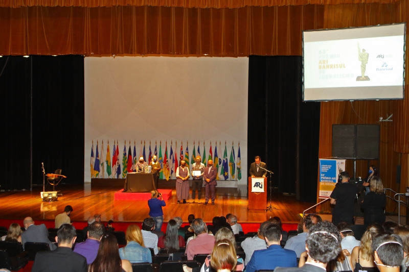 Jornalistas premiados receberam distinção no Teatro Dante Barone, da Assembleia Legislativa