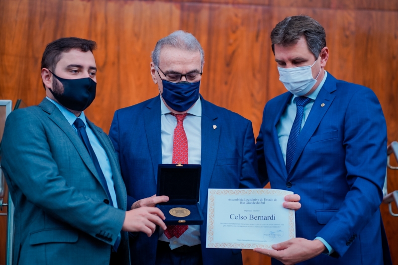 Proponente da homenagem a Celso Bernardi (centro) foi o deputado estadual Ernani Polo (à direita)