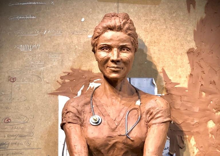 O conceito da escultura foi dividido em três partes: a morte, a ciência e a cura
