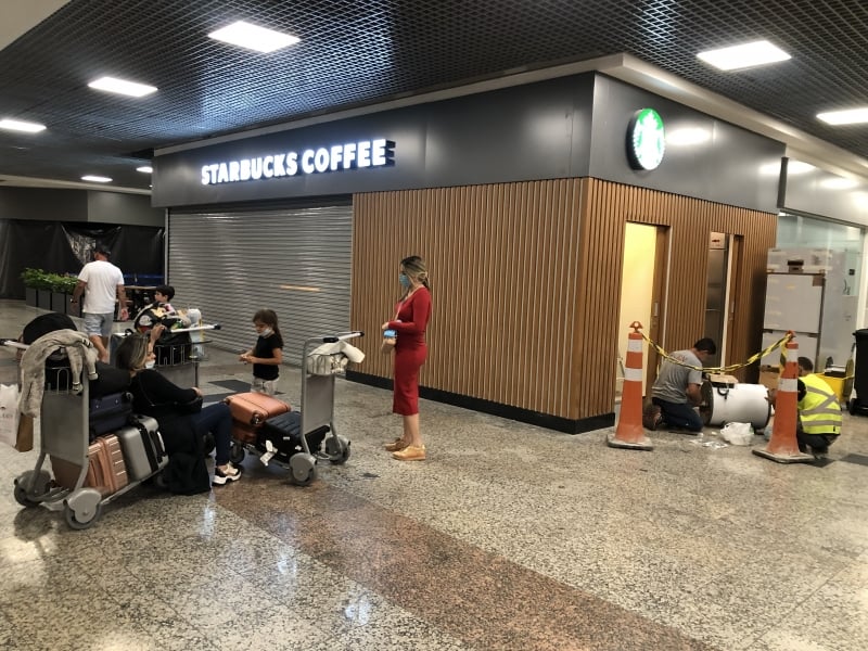 {'nm_midia_inter_thumb1':'https://www.jornaldocomercio.com/_midias/jpg/2021/12/19/206x137/1_img_6958-9501706.jpg', 'id_midia_tipo':'2', 'id_tetag_galer':'', 'id_midia':'61bfef570478a', 'cd_midia':9501706, 'ds_midia_link': 'https://www.jornaldocomercio.com/_midias/jpg/2021/12/19/img_6958-9501706.jpg', 'ds_midia': 'Minuto Varejo - loja da Starbucks no Aeroporto Salgado Filho - área de desembarque - Porto Alegre - cafeteria - passageiros - viagens', 'ds_midia_credi': 'PATRICIA COMUNELLO/ESPECIAL/JC', 'ds_midia_titlo': 'Minuto Varejo - loja da Starbucks no Aeroporto Salgado Filho - área de desembarque - Porto Alegre - cafeteria - passageiros - viagens', 'cd_tetag': '1', 'cd_midia_w': '800', 'cd_midia_h': '600', 'align': 'Left'}