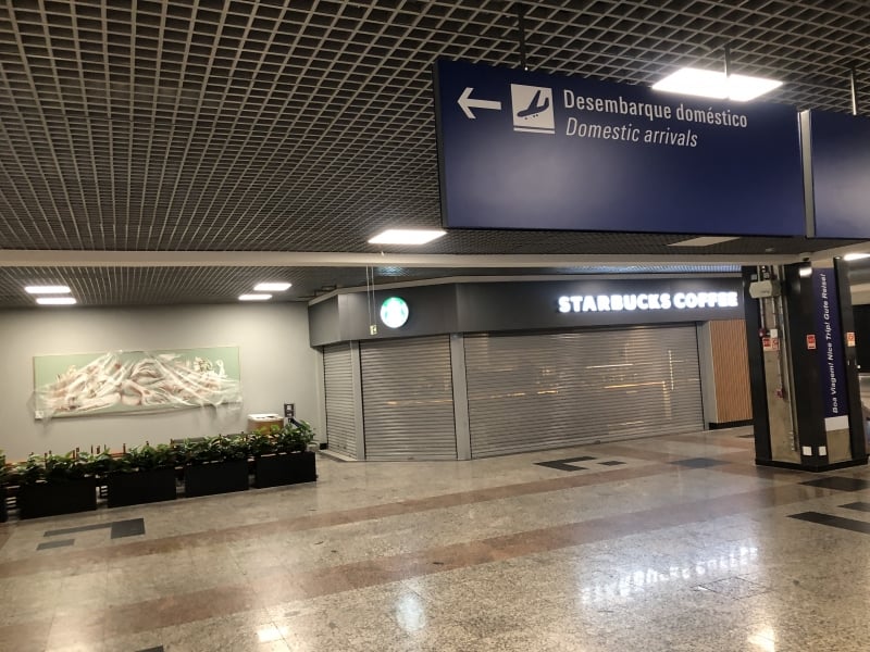 Loja fica na área de desembarque, ao lado da livraria Cameron, e tem um deque com mesas 