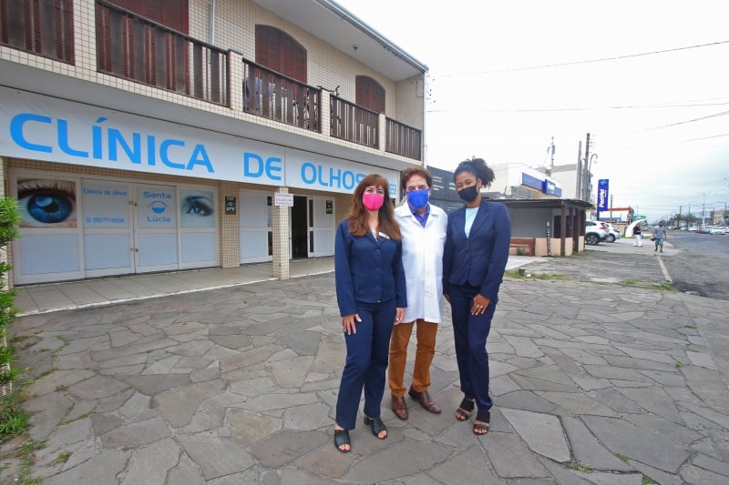 Maristela, Renato e Emily trabalham na Clínica de Olhos, que abriu na praia graças à decisão de Renato se mudar de Cruz Alta para Xangri-lá