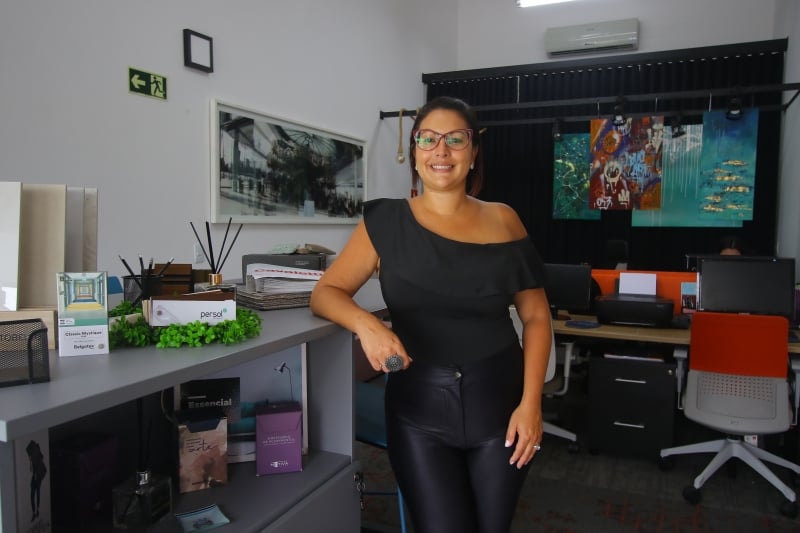 Samantha, que vivia em Porto Alegre, continua oferecendo servi&ccedil;os para outros cidades, mas com o p&eacute; na areia Foto: LUIZA PRADO/JC