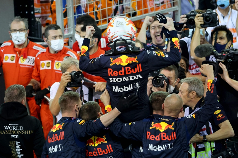 Verstappen enalteceu o companheiro de equipe ao segurar Hamilton na último prova do ano