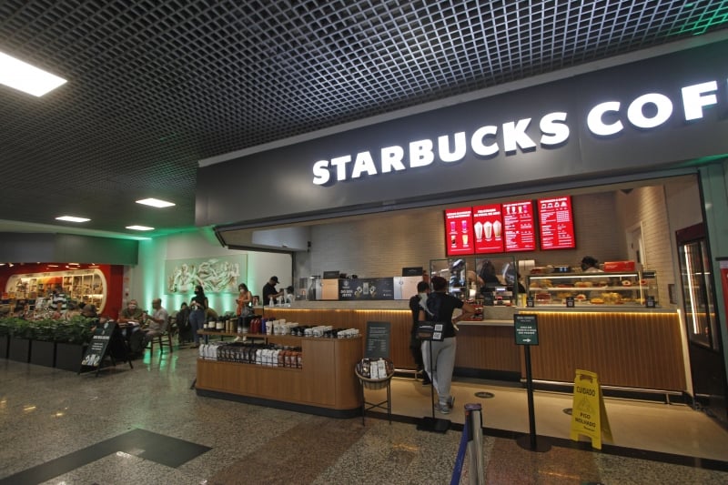 Loja tem balcão onde são preparadas as bebidas para levar ou consumir em espaço ao lado 