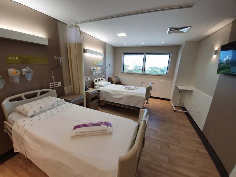 Os novos ambientes promovem a humanização pela arquitetura escolhida, com local de visualização de uma área verde, e pelos atendimentos individuais