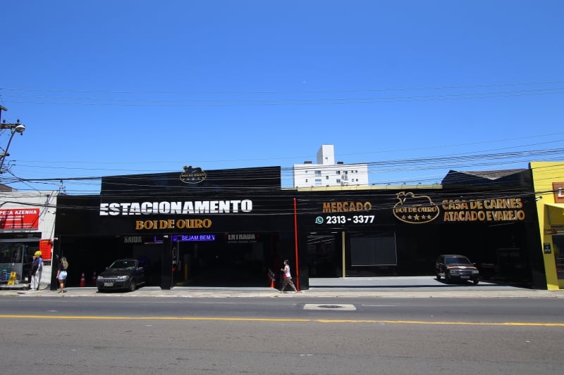 Fachada na cor preta e letreiros dourados faz parte da estratégia para atrair a atenção na região