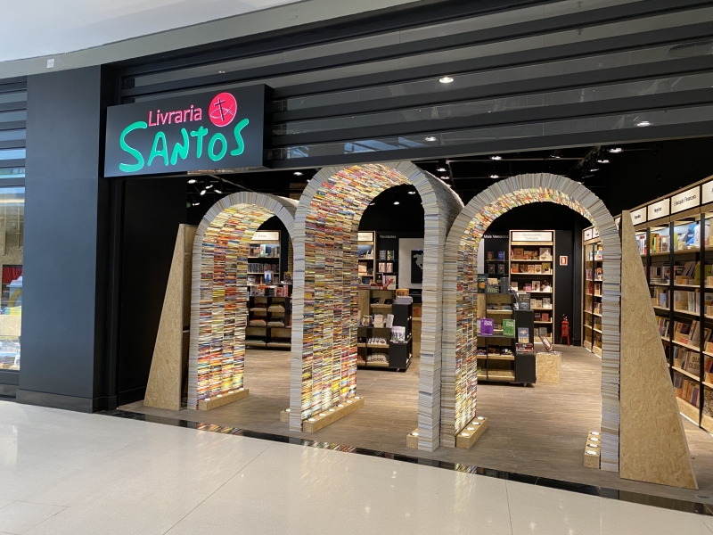 Marca registrada da rede, o túnel de livros está na entrada da nova filial da Livraria Santos