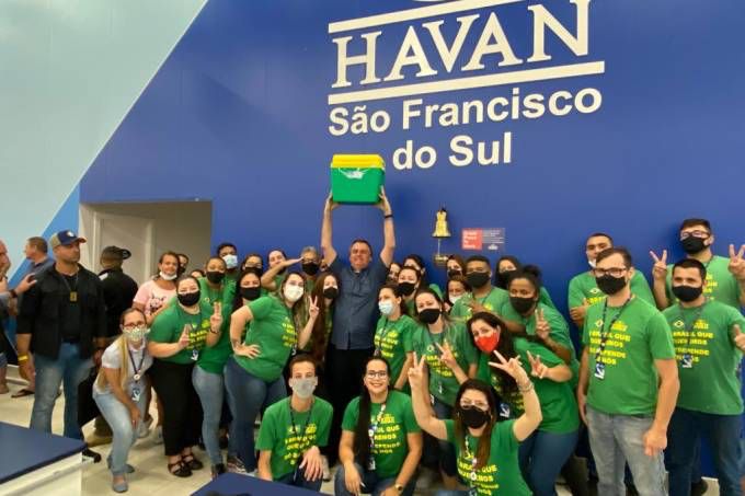 Em vídeo publicado em suas redes sociais, Bolsonaro aparece na Havan recebendo um "kit praia" de funcionários da loja