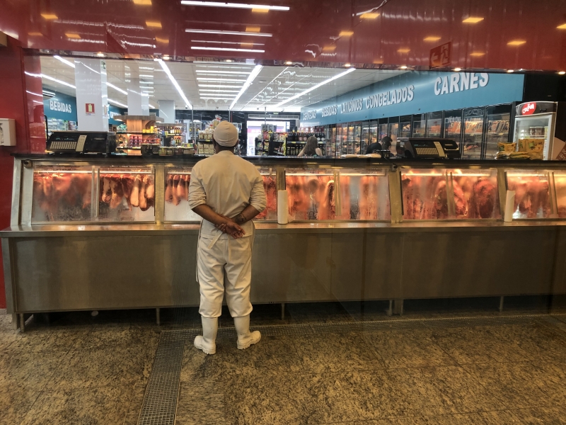 Balcão com cortes de novilhos da raça Angus é a atração na estrutura montada no varejo