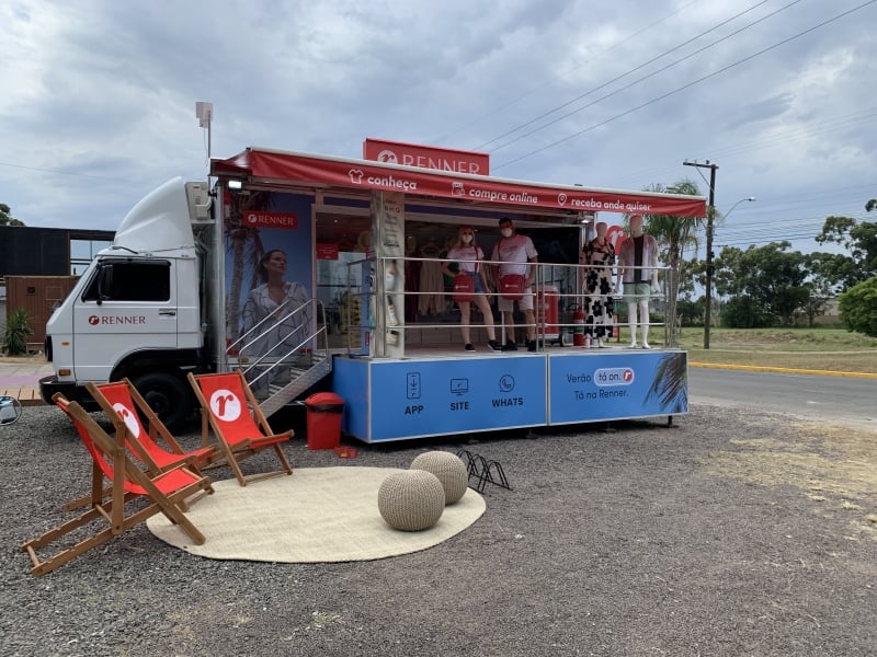 Loja itinerante é montada na carroceria de caminhão com exposição de itens da coleção de Verão