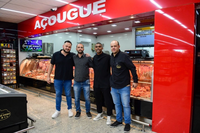 {'nm_midia_inter_thumb1':'https://www.jornaldocomercio.com/_midias/jpg/2022/01/03/206x137/1_whatsapp_image_2021_12_29_at_17_01_00-9510004.jpeg', 'id_midia_tipo':'2', 'id_tetag_galer':'', 'id_midia':'61d2c4d0d4d61', 'cd_midia':9510004, 'ds_midia_link': 'https://www.jornaldocomercio.com/_midias/jpg/2022/01/03/whatsapp_image_2021_12_29_at_17_01_00-9510004.jpeg', 'ds_midia': 'Minuto Varejo - casa de carnes Boi de Ouro - fica na avenida Azenha - sócios (esquerda para a direita) - empresário Fernando Mattos, João Fernando Canabaro Gil, jogador Douglas Costa e Marcos Alexandre Miotto Martins - loja - investimento - varejo', 'ds_midia_credi': 'CASA DE CARNES BOI DE OURO/DIVULGAÇÃO/JC', 'ds_midia_titlo': 'Minuto Varejo - casa de carnes Boi de Ouro - fica na avenida Azenha - sócios (esquerda para a direita) - empresário Fernando Mattos, João Fernando Canabaro Gil, jogador Douglas Costa e Marcos Alexandre Miotto Martins - loja - investimento - varejo', 'cd_tetag': '1', 'cd_midia_w': '800', 'cd_midia_h': '533', 'align': 'Left'}