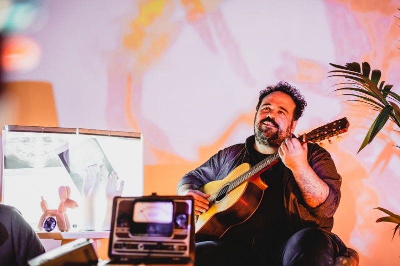 Carlinhos Carneiro é o líder do projeto Bife Simples & As Guarnições Mais Preza, dentre várias outras manifestações criativas