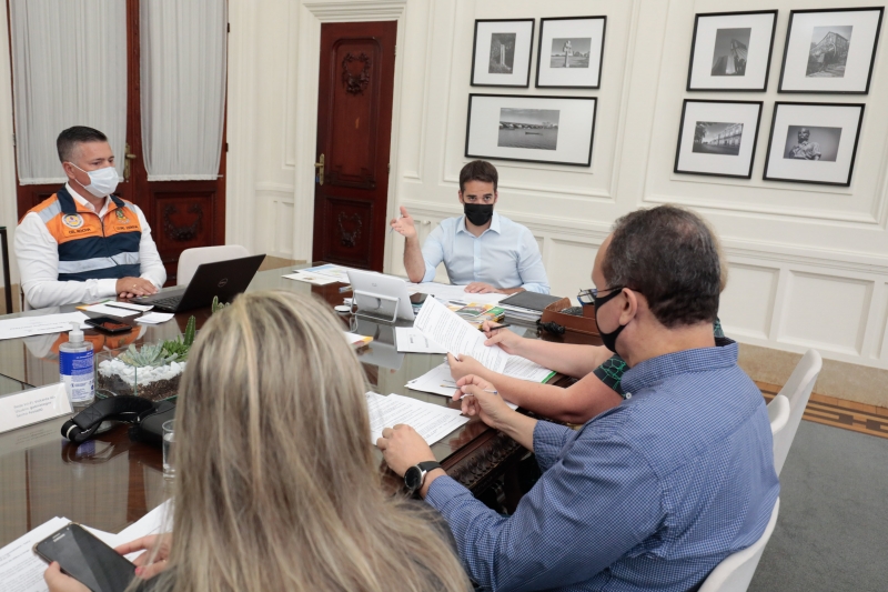 Governador Eduardo Leite conversou com diversos secretários para tratar do enfrentamento da seca