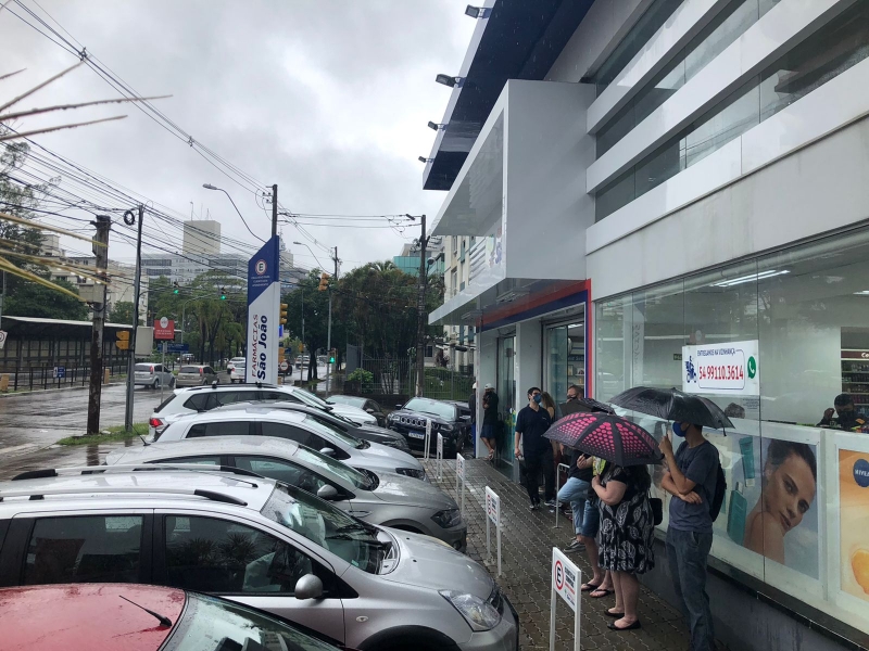 {'nm_midia_inter_thumb1':'https://www.jornaldocomercio.com/_midias/jpg/2022/01/05/206x137/1_whatsapp_image_2022_01_05_at_14_43_40-9512127.jpeg', 'id_midia_tipo':'2', 'id_tetag_galer':'', 'id_midia':'61d5db705ceab', 'cd_midia':9512127, 'ds_midia_link': 'https://www.jornaldocomercio.com/_midias/jpg/2022/01/05/whatsapp_image_2022_01_05_at_14_43_40-9512127.jpeg', 'ds_midia': 'Fila farm&aacute;cias S&atilde;o Jo&atilde;o Carlos Gomes Busca por testes de Covid-19', 'ds_midia_credi': 'Diego Nu&ntilde;ez/Especial/JC', 'ds_midia_titlo': 'Fila farm&aacute;cias S&atilde;o Jo&atilde;o Carlos Gomes Busca por testes de Covid-19', 'cd_tetag': '1', 'cd_midia_w': '800', 'cd_midia_h': '600', 'align': 'Left'}